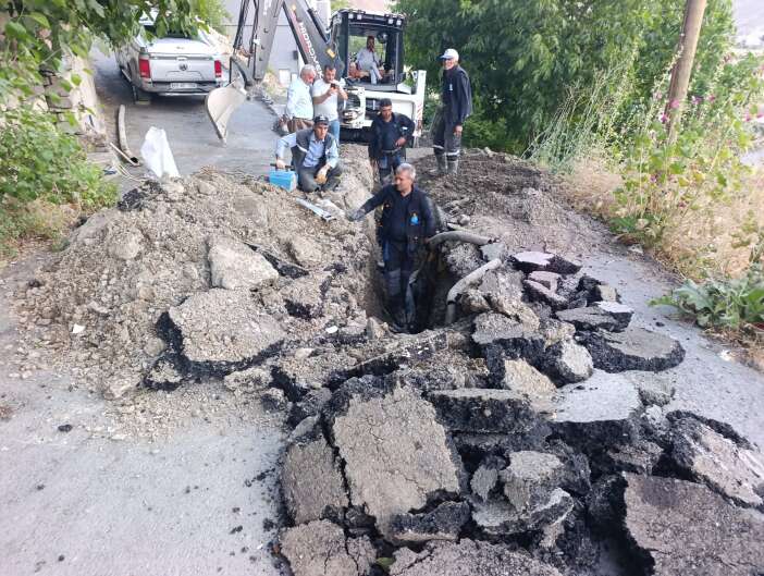 Hakkari Belediyesi su arızalarına kavurucu sıcaklarda da aralıksız müdahale ediyor