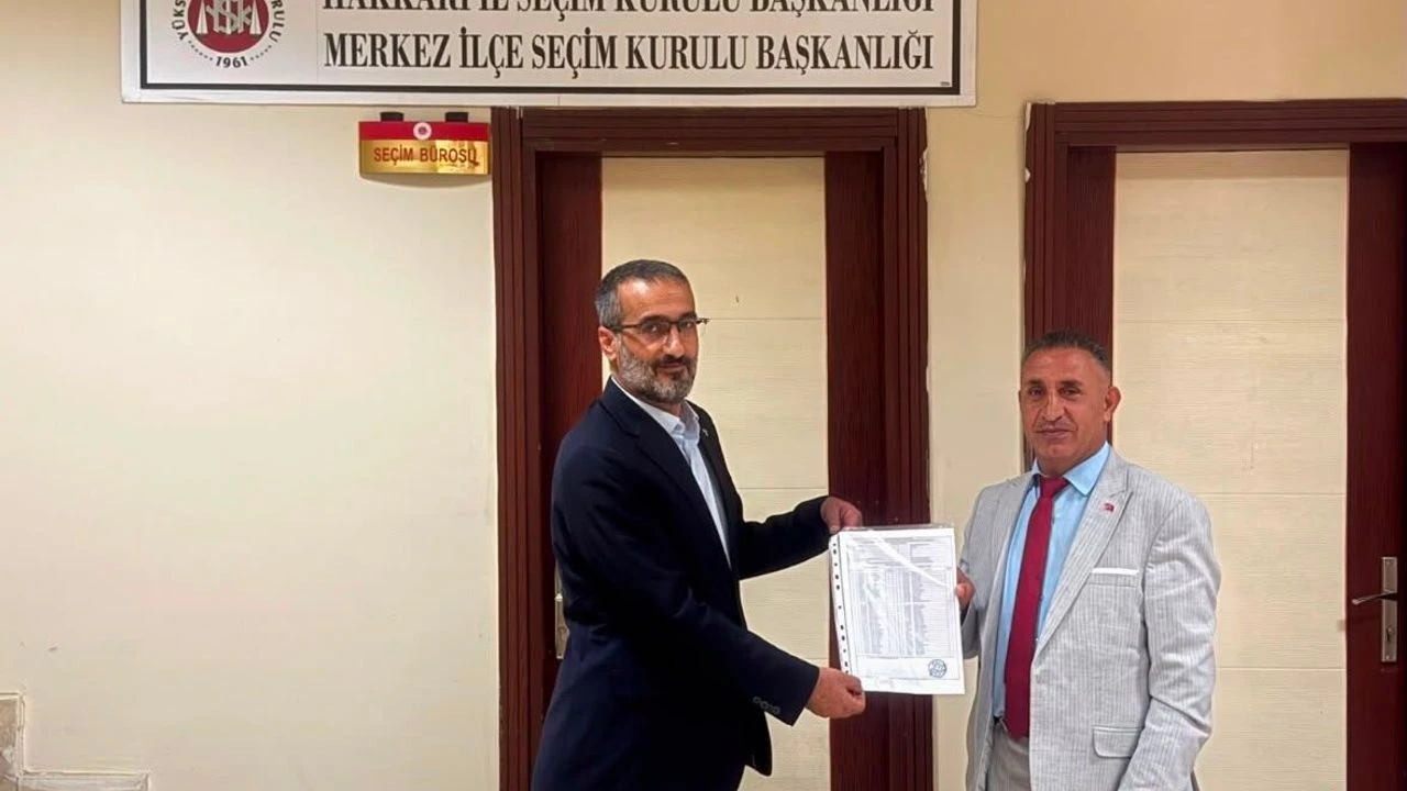 MHP Hakkari Merkez İlçe Başkanı Nebi Gültekin Mazbatasını Aldı