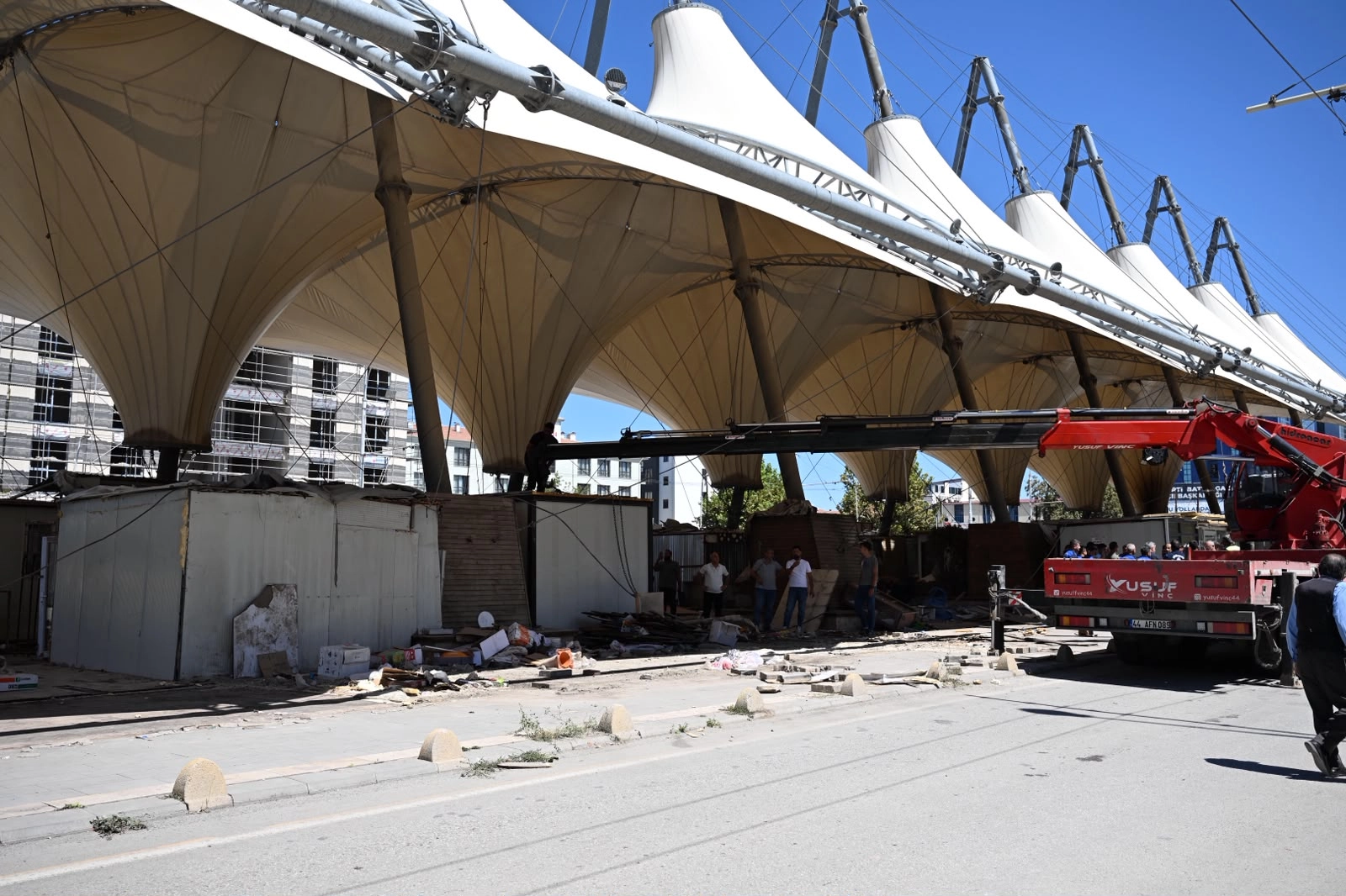 Malatya’da Deprem Sonrası Konteynerler Kaldırılıyor: Başkan Er’den Esnafa Mesaj