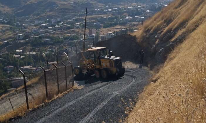 Hakkari’nin tarihi Mir Kalesi’nin yolu yenilendi: Mahalle sakinlerinden “ziyarete açılsın” çağrısı